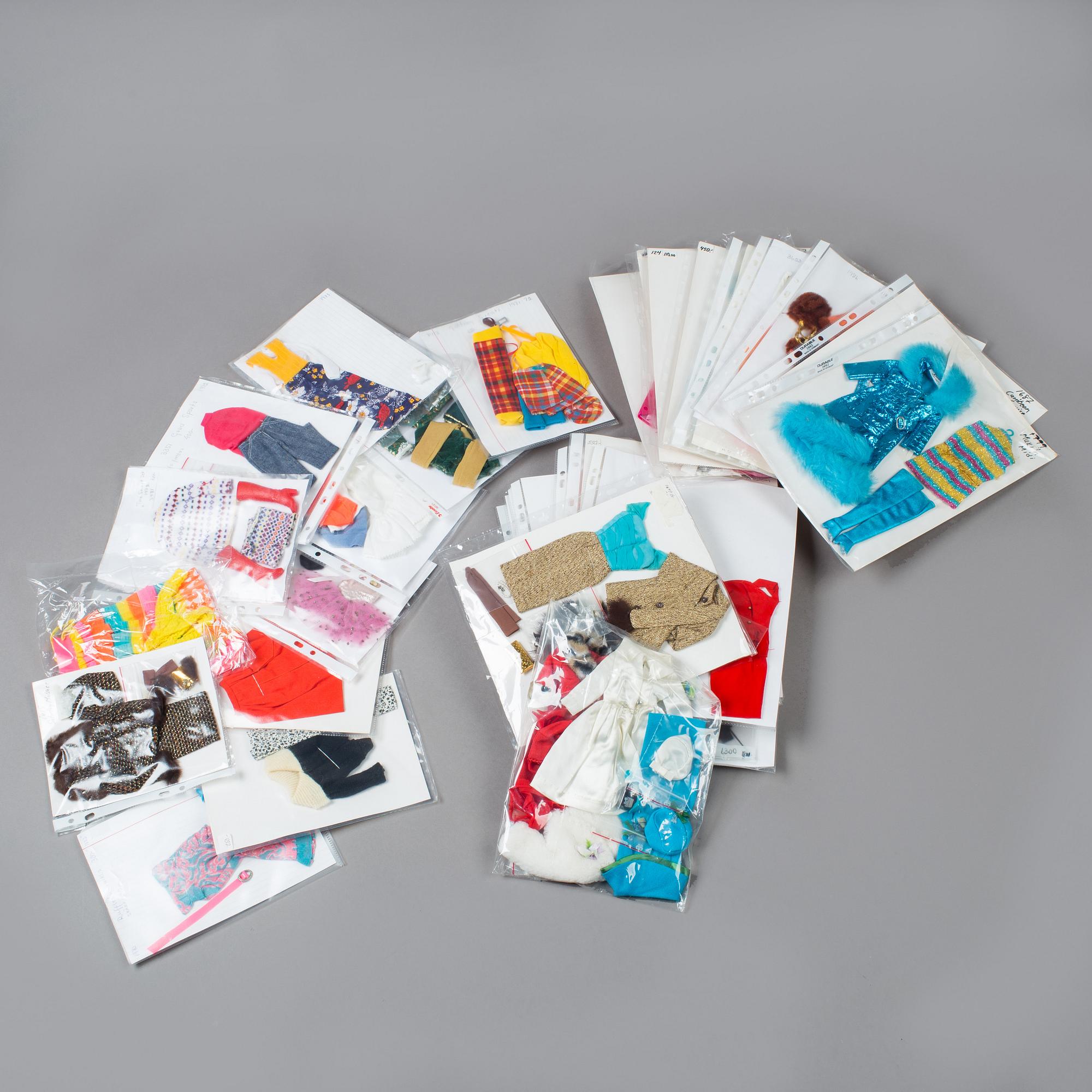 A lot of 32 pieces of clothing sets for Barbie and her friends, Mattel, 1960/70s.