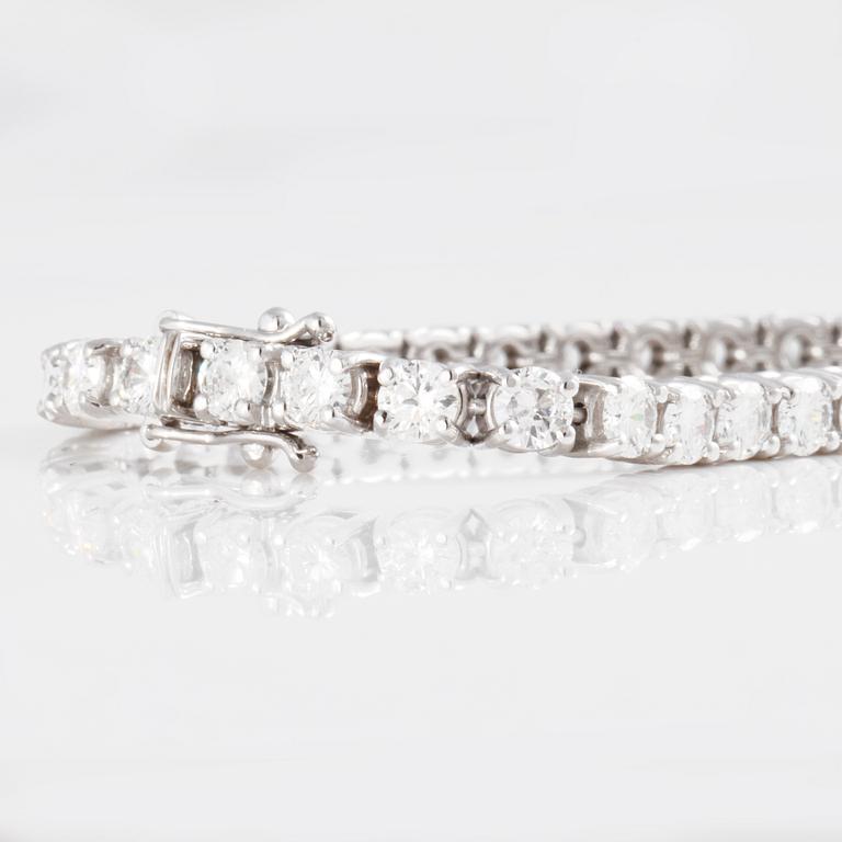 A 9.40 ct brilliant-cut diamond bracelet.