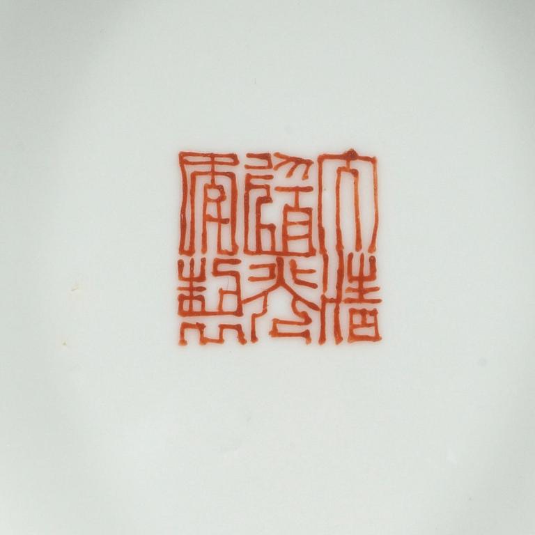 SKÅL, porslin. Sen Qing dynasti/tidigt 1900-tal. med Daoguang sigillmärke.