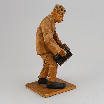 Axel Petersson Döderhultarn, träskulptur. Signerad. Höjd 27 cm.