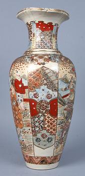 VAS, porslin, Satsuma, Japan, 1900-talets början.