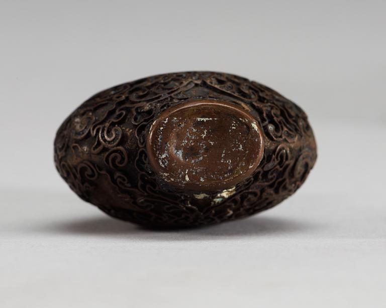 SNUSFLASKOR, två stycken, cloisonne resp metall. Qing dynasty.