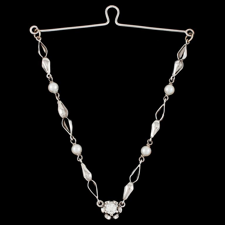 HÄNGE, 18k vitguld med 4 små odlade pärlor samt en briljantslipad diamant 0.37 ct. Vikt 6 g.
