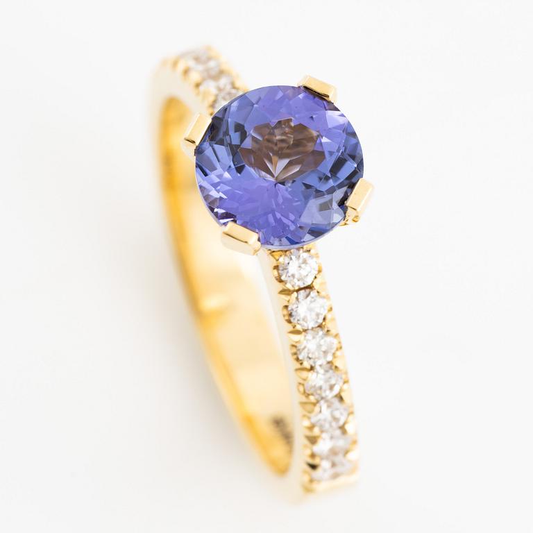 Ring 18K guld med tanzanit och briljantslipade diamanter.