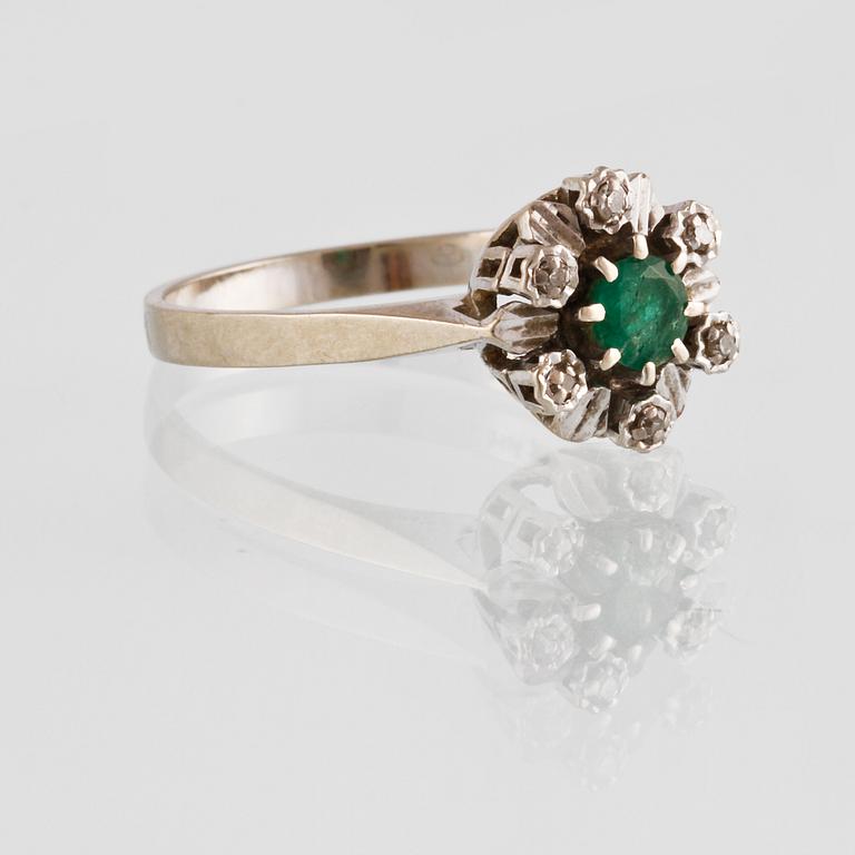 RING, 18K vitguld med 6 åttkantslipade diamanter samt en fasettslipad smaragd, importstämplad. Vikt 3,1 gram.