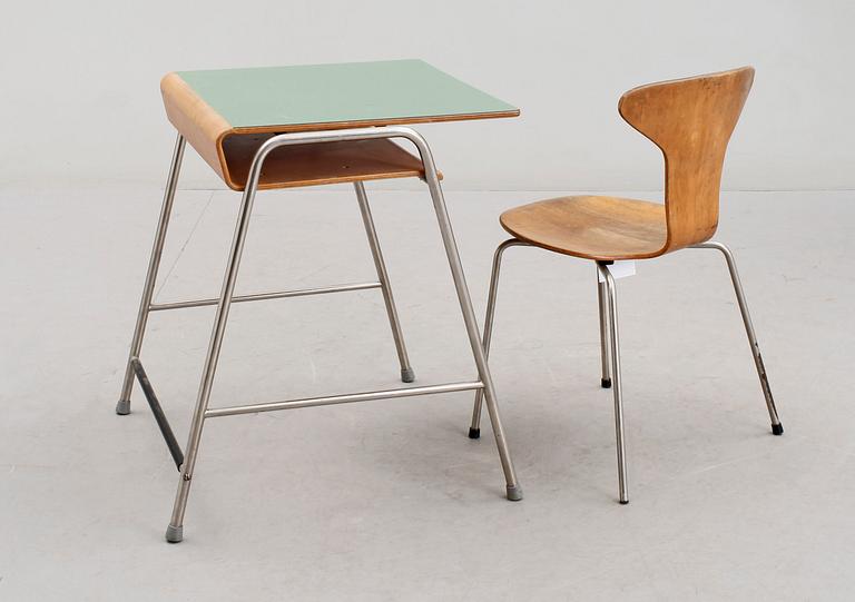SKOLPULPET samt STOL, Arne Jacobsen, formgiven 1955 för Munkegaardsskolen i Vangede.