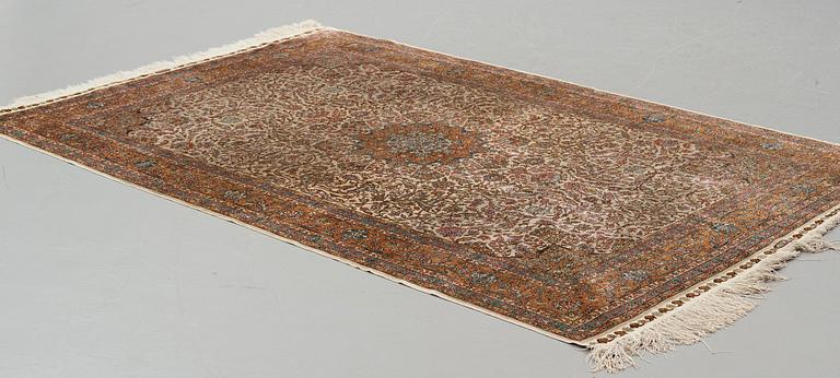 Matto an old silk Turkey, ca 237,5 x 146,5 (as well as 3,5-4 cm flat weave at the ends).