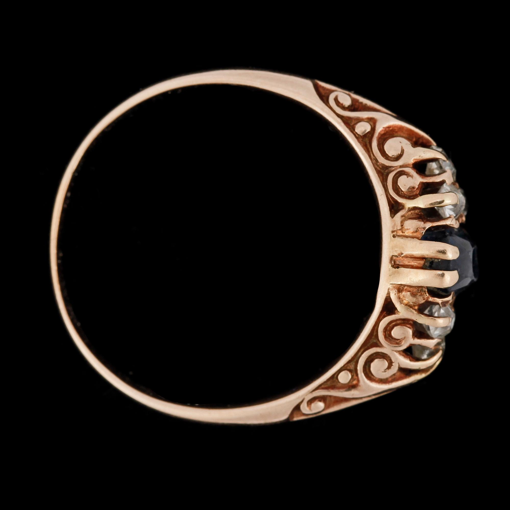 RING, 18k guld med safir ca 0,5 ct och 6 gammalslipade diamanter tot ca 0,21ct. Vikt 3,7g.