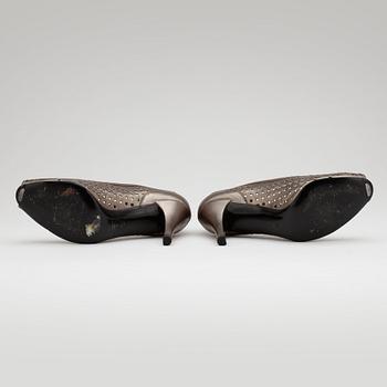 CHARLES JOURDAN, ett par pumps.