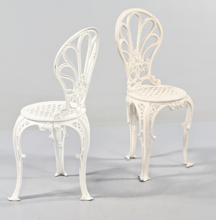 TRÄDGÅRDSBORD och TRÄDGÅRDSSTOLAR, ett par, 1900-talets andra hälft.