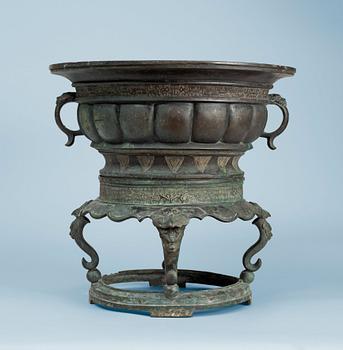 A bronze basin, late Qing dynasty (1644-1912).