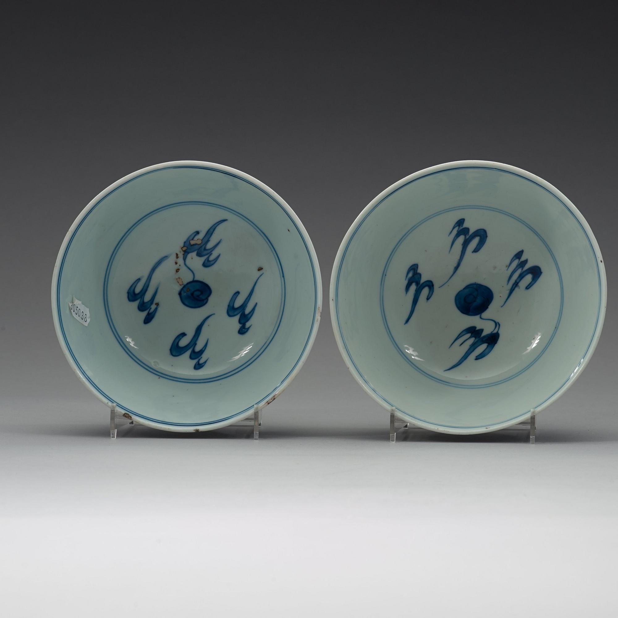 A pair of blue and white dragon bowls, Qing dynasty, Kangxi (1662-1722).