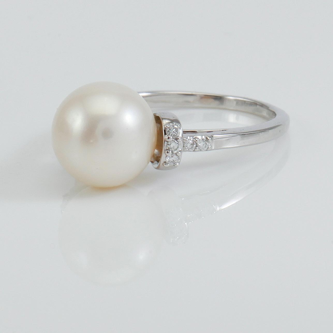 RING, 18K vitguld, pärla och diamanter.