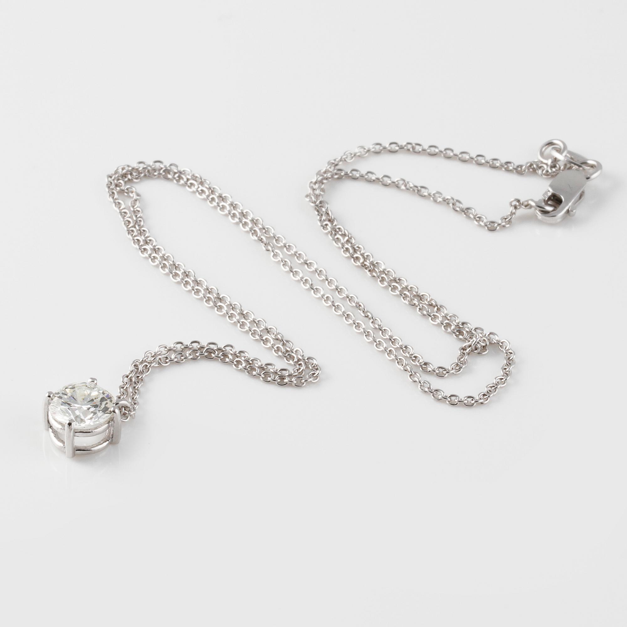 HÄNGE, 18K vitguld med briljantslipad diamant 1.02 ct. Vikt 2,9 gram.