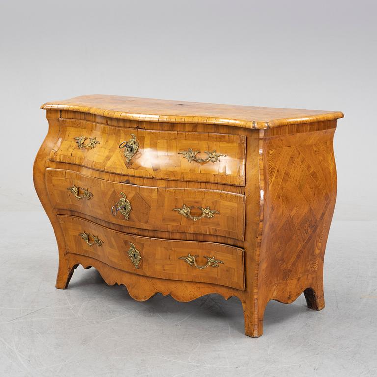 An elm and elm root veneered Rococo chest of drawers, 18th Century.