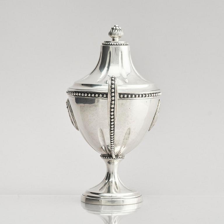A Swedish 18th century silver sugerbowl with lid, mark of Erik Ernander, Uppsala 1791.