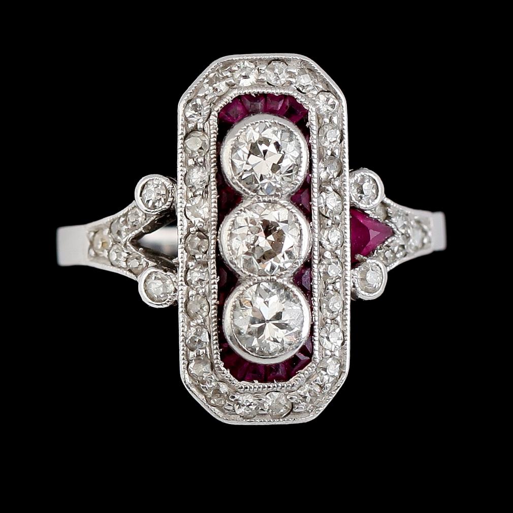 RING, 18K vitguld, art déco, diamanter och rubiner. Vikt ca 5 g.