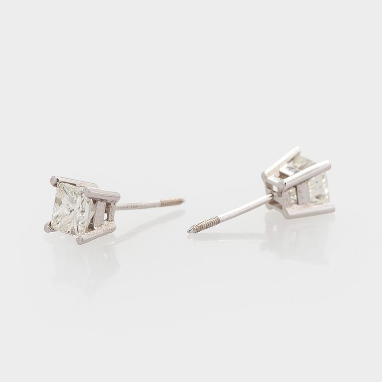 Korvakorut, prinsessihiotut timantit yhteensä noin 1,00 ct, 14K valkokultaa.