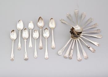 TESKEDAR, 23 st snarlika, silver, svenska stämplar, 1800-tal. Vikt ca 334 gram.