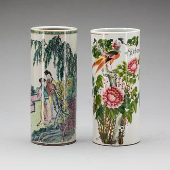 PENSELVASER, 2 st, porslin, Kina, 1900-tal och modern tillverkning.