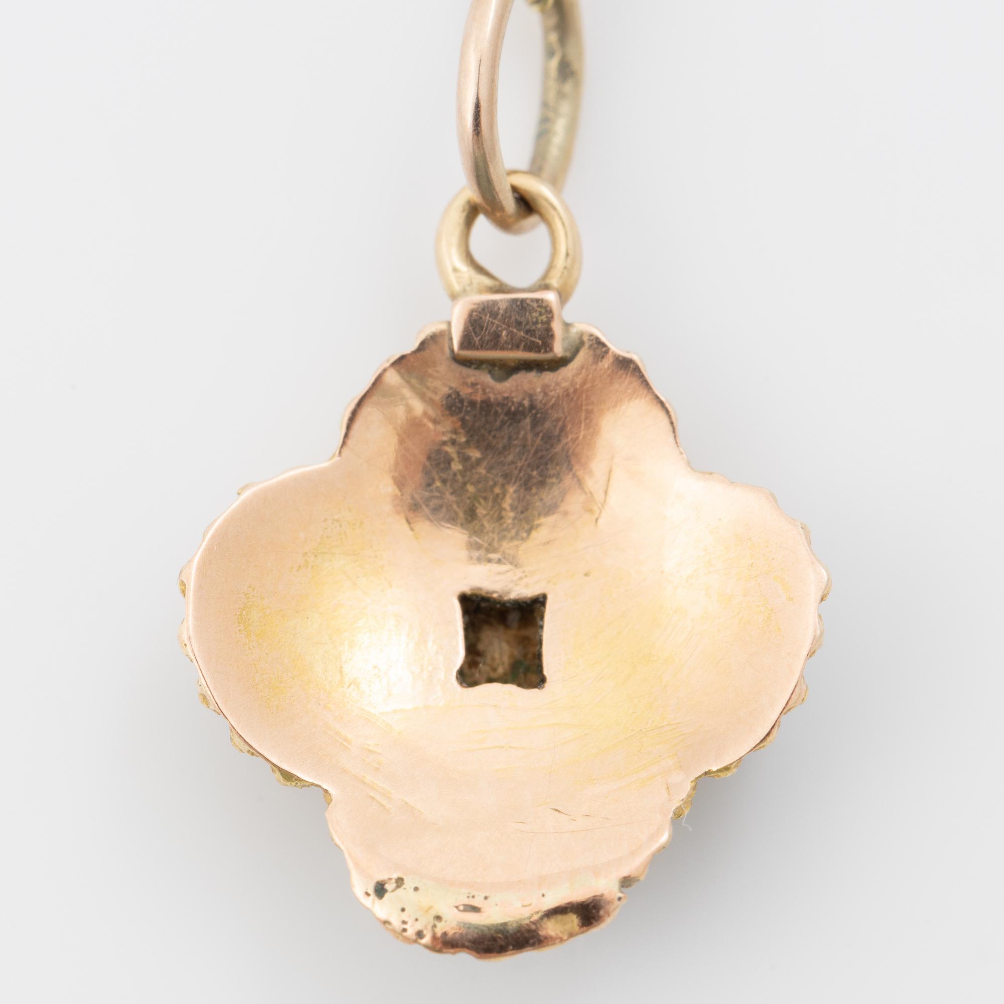 Smyckesset, ett par örhängen, ett litet örhänge samt hängsmycke, 14K guld med granater.