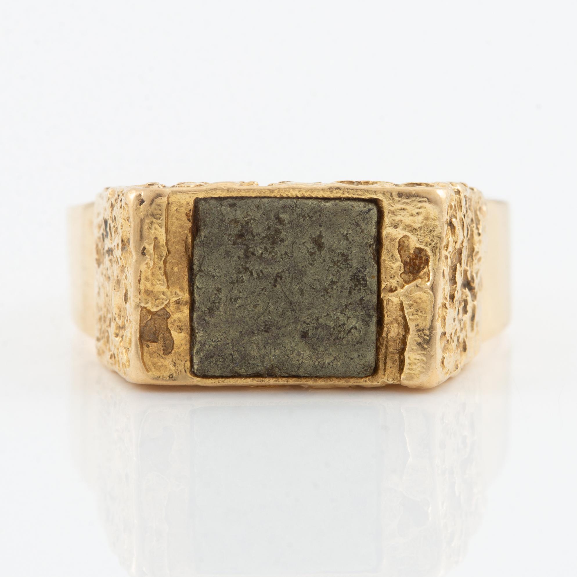 Björn Weckström, ring "Goldstone", 18K gold and copper ore. Lapponia 1979.