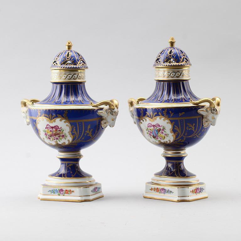 LOCKURNOR, 1 par, porslin, Dresden, 1900-talets mitt.