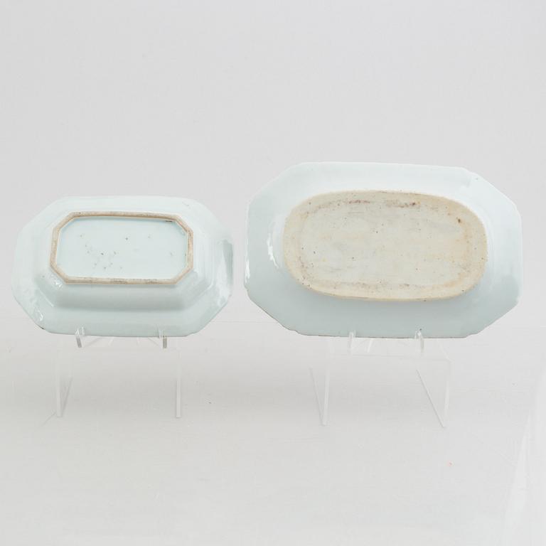 A blue and white export porcelain butter dish with cover with two serving dishes, China, Qianlong (1736-95).