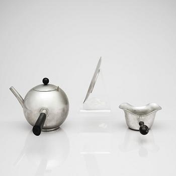 Nils Fougstedt, tekanna samt såsskål med fat, Firma Svenskt Tenn 1932, 1949. Alva & Gunnar Myrdals samling.