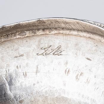 Abraham Hamnqvist, sockerskål med lock, silver, Åmål 1819, och strösked, Bengt Hallberg, Karlstad (1825-1830 (39)).