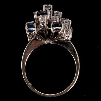 RING. Briljantslipade diamanter ca 1.50 ct. Safirer ca 1.3 ct. 18K vitguld.