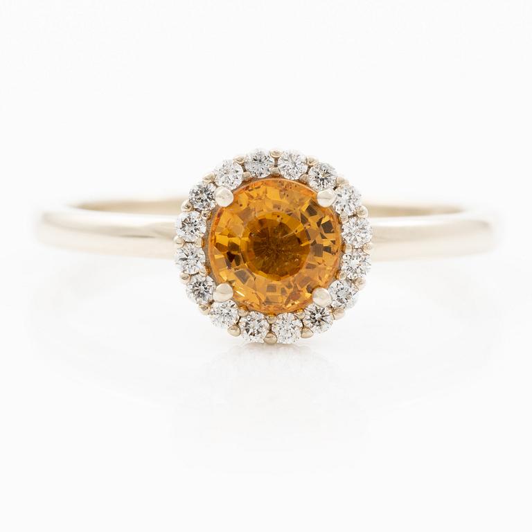 Ring 14K gold with orange sapphire and brilliant-cut diamonds.