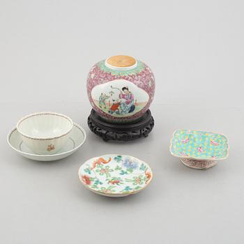 A set of four porcelain pieces, China, 19th/20th century.