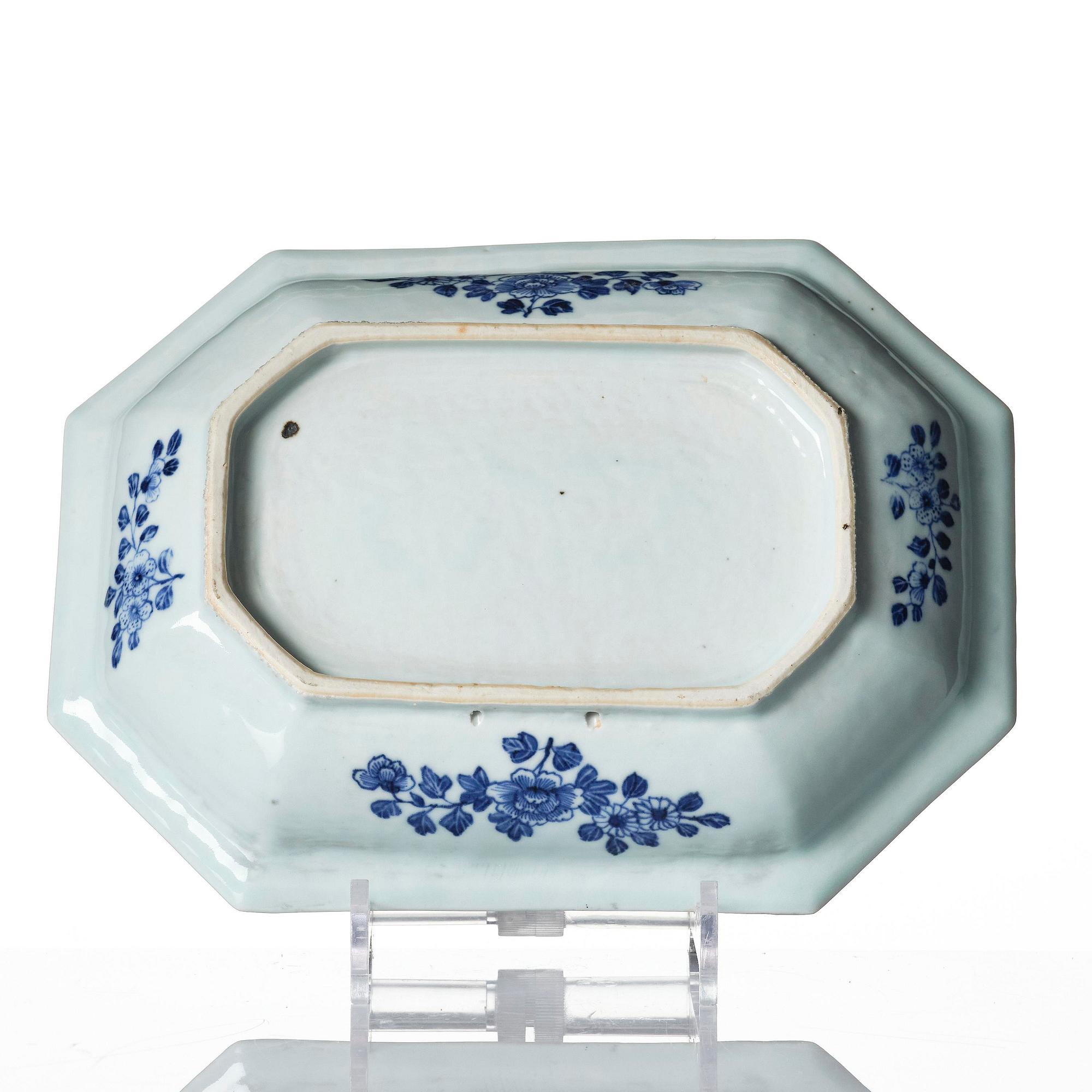 A pair of blue and white dishes Qianlong 1736-95.