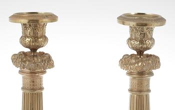 LJUSSTAKAR, ett par, mässing, senempire, 1800-talets första hälft/mitt.