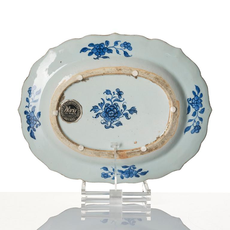 A blue and white tureen with cover and stand, Qing dynasty, Qianlong (1736-95).
