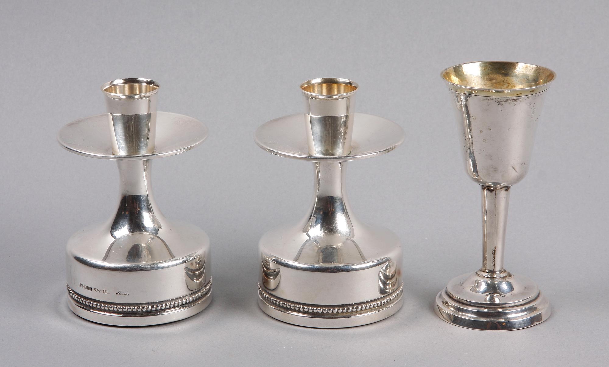 LJUSSTAKAR, ett par samt BÄGARE, silver. MGAB, Löfman, 1974 och Gabriel Thulin, Halmstad, 1822.
