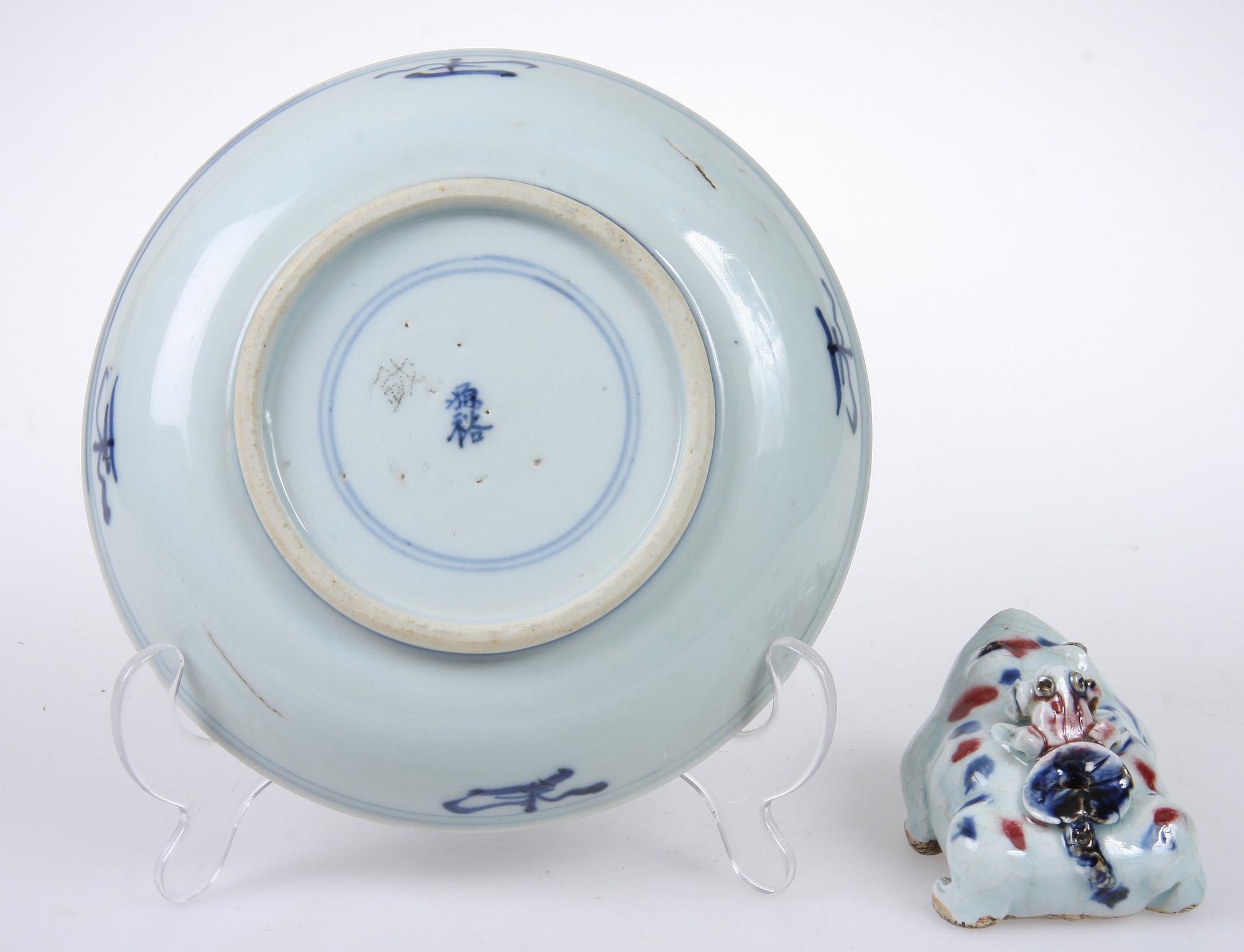 SKÅLFAT, porslin, Kina, 1700-tal, samt VATTENDROPPARE, porslin, möjligen 1700-tal.