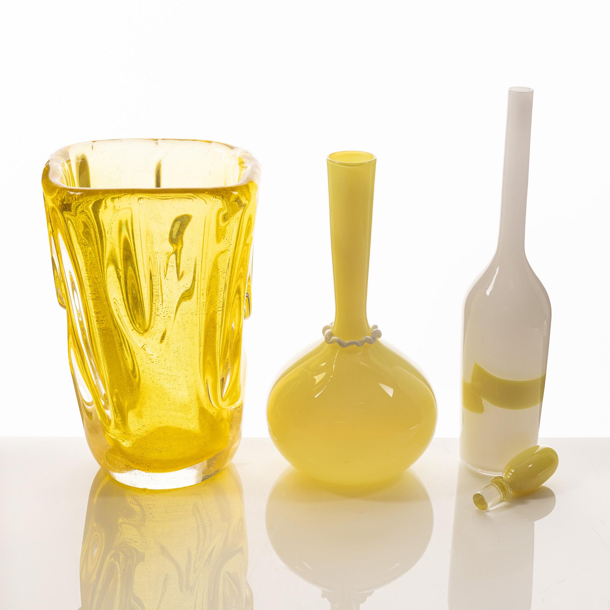 Vaser, 2 st samt flaska, glas, bl.a. Venini, Murano, Italien.