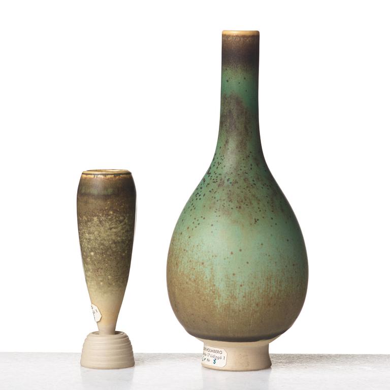 Wilhelm Kåge, vaser, 2 st, fat och plakett, "Farsta", Gustavsbergs studio 1949-56.