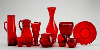 SAMLING GLASFÖREMÅL, 11 delar, rött glas, mestadels Reijmyre, 1900-talets mitt.