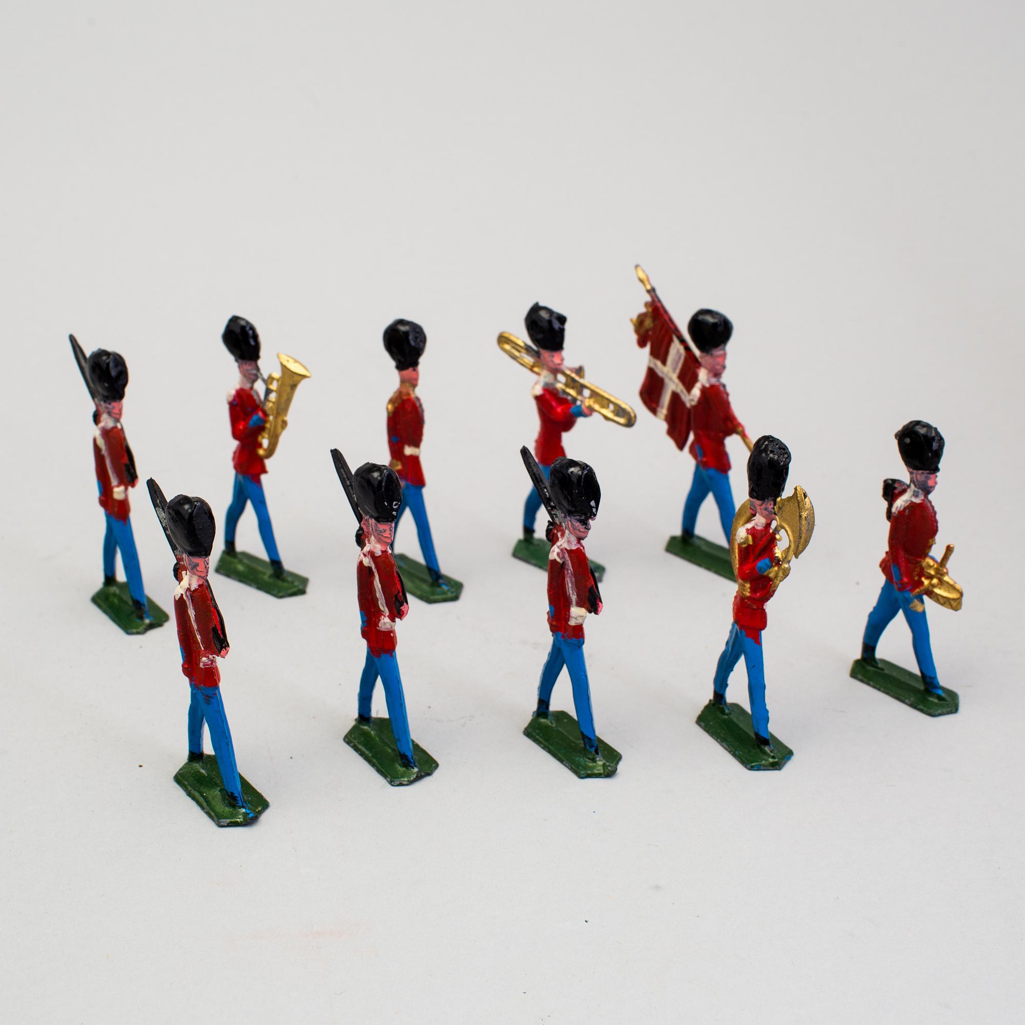 A lot of 30 toy pewter and Elastolin toy soldiers, middle/first half of the 20th century.