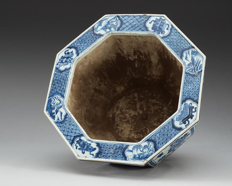 A large blue and white flower pot, Qing dynasty, Qianlong (1736-95).