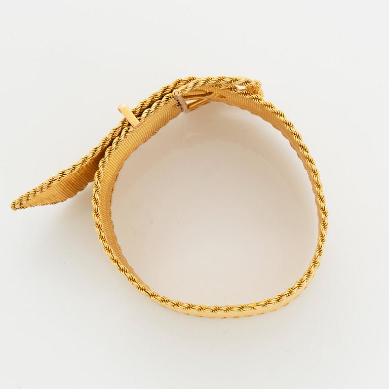 An 18K gold buckle bracelet.