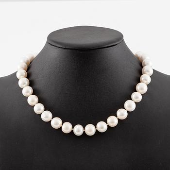 Pearl necklace, cultured freshwater pearls, clasp by Jarl Sandin in 18K gold with small brilliant-cut diamonds.