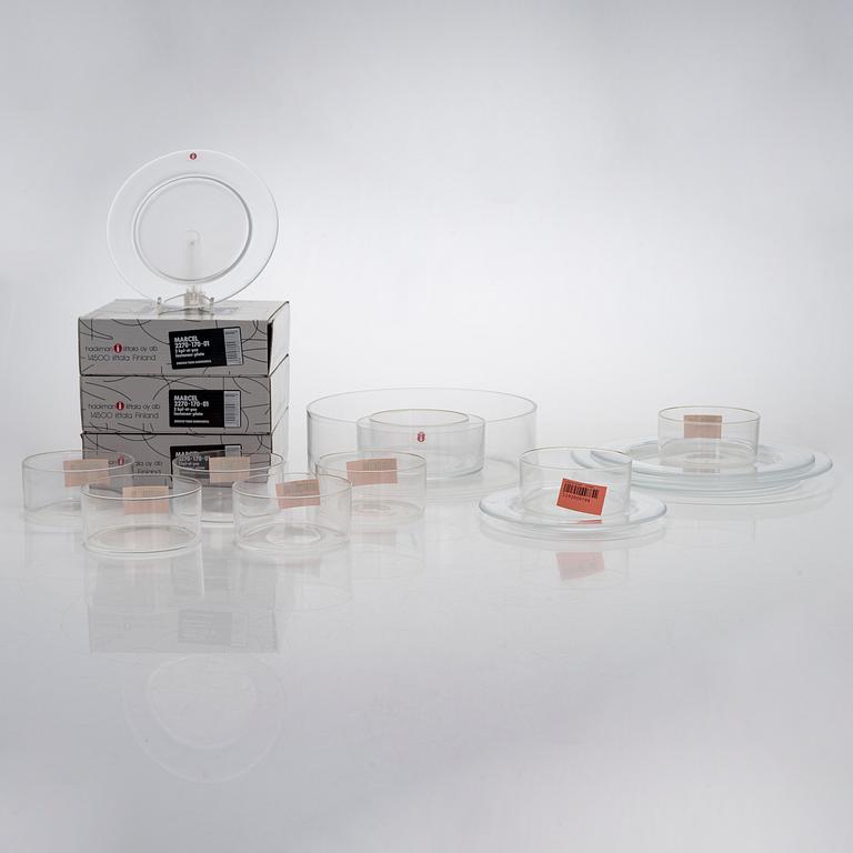 Timo Sarpaneva, skålar, 10 st  och tallrikar, 9 st, "Marcel"- serien för Iittala. I produktion 1993 - 1996.