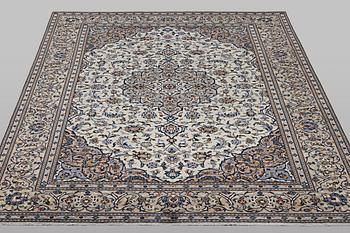 A carpet, Kashan, ca 326 x 257 cm.