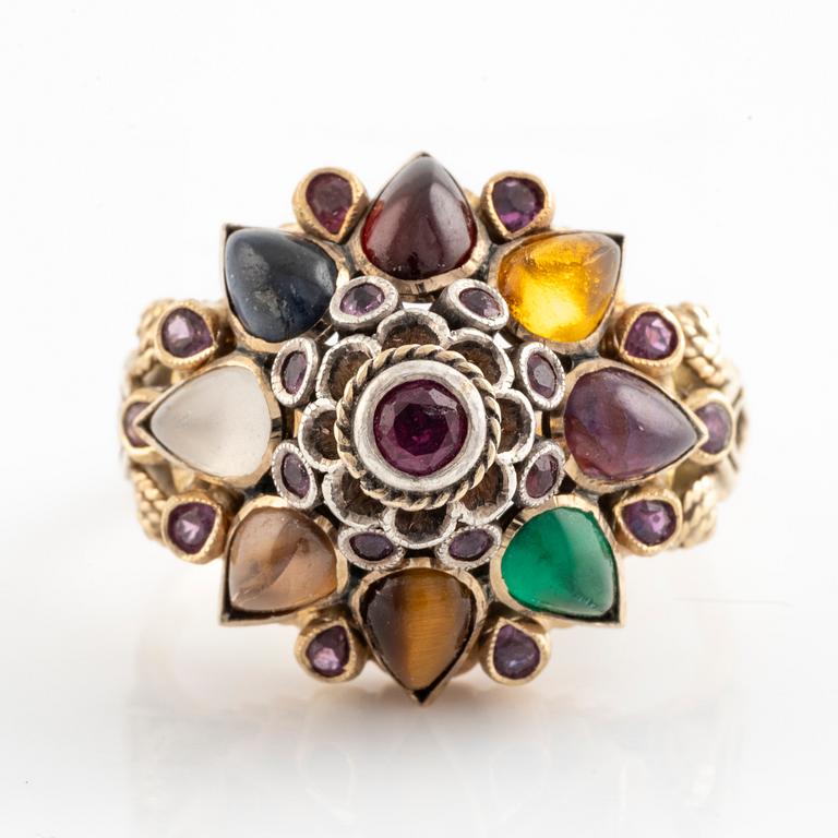 Ring, med olika färgstenar.