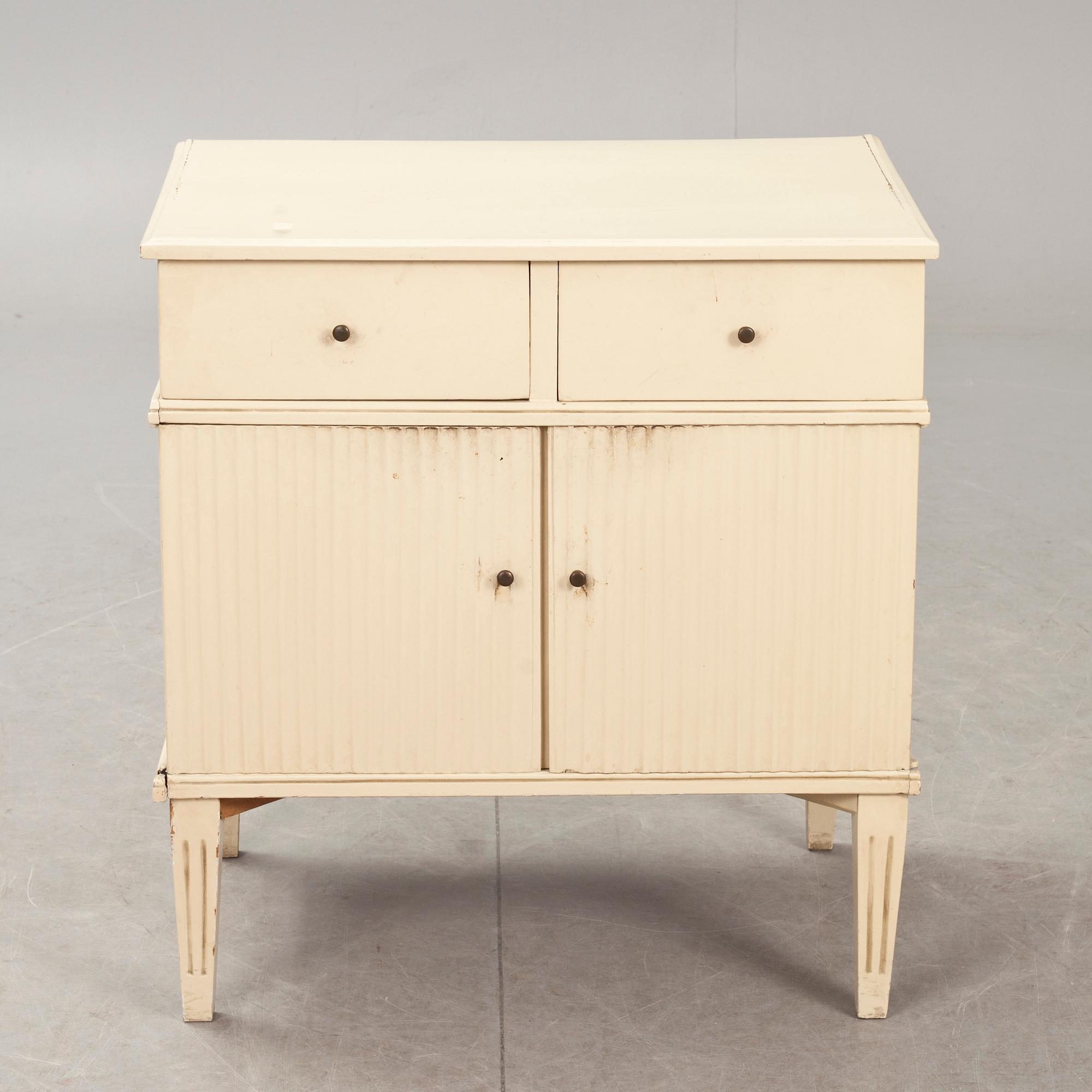 SKÅP/POTTSKÅP, sengustavianskt. 1800-tal, sk herrgårdssnickeri.