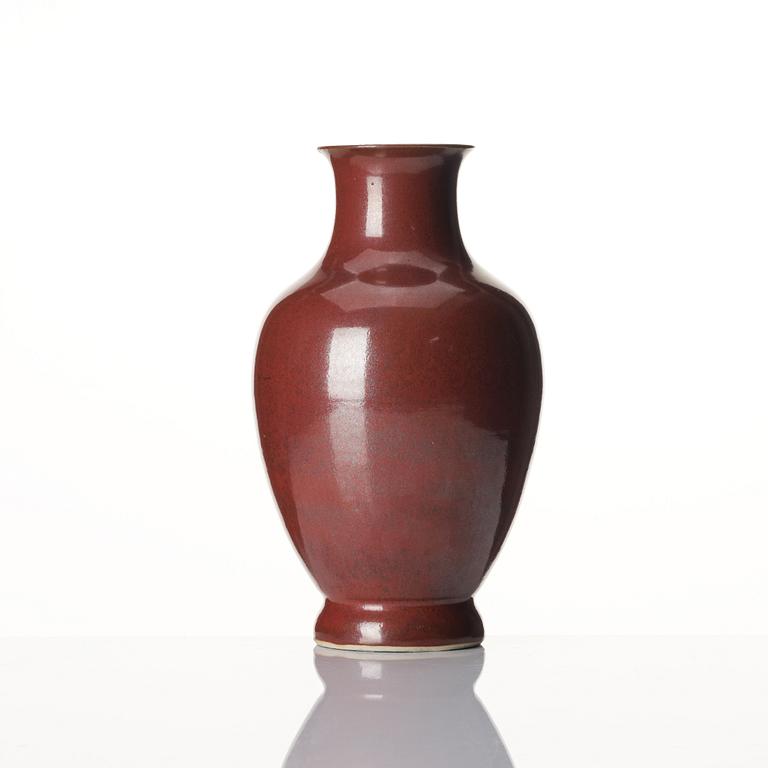A red glazed vase, Qing dynasty, 19th century.